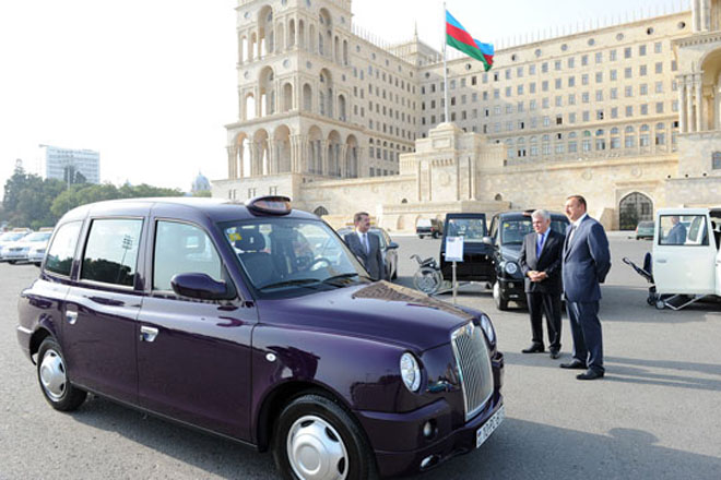 Президент Азербайджана Ильхам Алиев осмотрел завезенные в Баку новые автомобили (ФОТО)