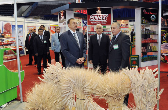 Президент Ильхам Алиев ознакомился с III Международной выставкой Caspian Agro-2010 (ДОПОЛНЕНО) (ФОТО)