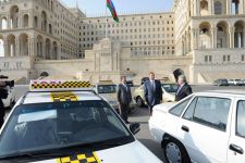Президент Азербайджана Ильхам Алиев осмотрел завезенные в Баку новые автомобили (ФОТО)