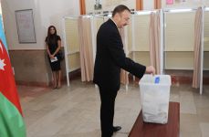 President Ilham Aliyev votes in parliamentary elections (UPDATE) (PHOTO)