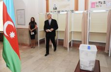 President Ilham Aliyev votes in parliamentary elections (UPDATE) (PHOTO)
