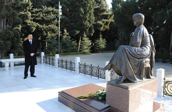 Azerbaijani President pays tribute to national leader Heydar Aliyev (UPDATE)(PHOTO)