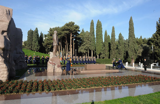 Azerbaijani President pays tribute to national leader Heydar Aliyev (UPDATE)(PHOTO)