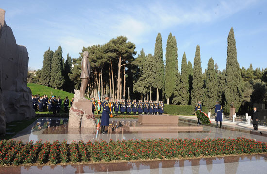 Azerbaijani President pays tribute to national leader Heydar Aliyev (UPDATE)(PHOTO)