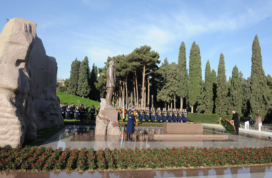 Azerbaijani President pays tribute to national leader Heydar Aliyev (UPDATE)(PHOTO)
