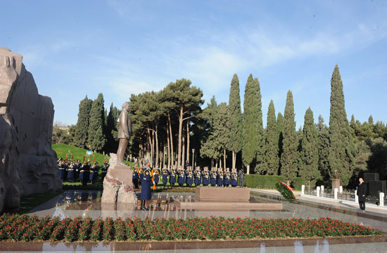 Azerbaijani President pays tribute to national leader Heydar Aliyev (UPDATE)(PHOTO)
