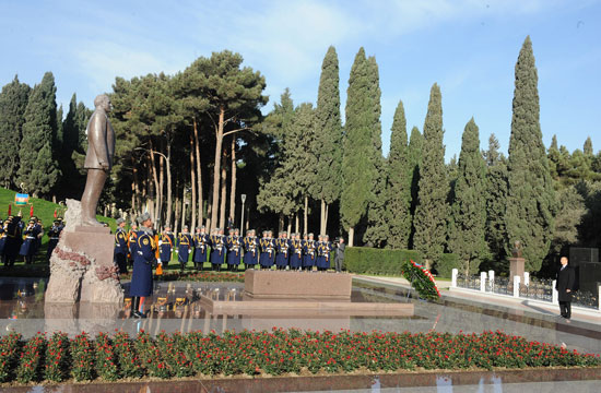 Azerbaijani President pays tribute to national leader Heydar Aliyev (UPDATE)(PHOTO)