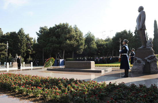 Azerbaijani President pays tribute to national leader Heydar Aliyev (UPDATE)(PHOTO)