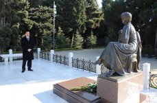 Azerbaijani President pays tribute to national leader Heydar Aliyev (UPDATE)(PHOTO)