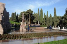 Azerbaijani President pays tribute to national leader Heydar Aliyev (UPDATE)(PHOTO)