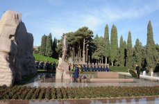 Azerbaijani President pays tribute to national leader Heydar Aliyev (UPDATE)(PHOTO)