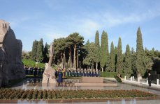 Azerbaijani President pays tribute to national leader Heydar Aliyev (UPDATE)(PHOTO)