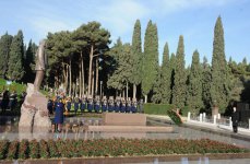 Azerbaijani President pays tribute to national leader Heydar Aliyev (UPDATE)(PHOTO)