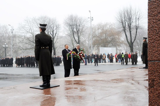 Azerbaijani President visits Freedom Monument in Riga (PHOTO)