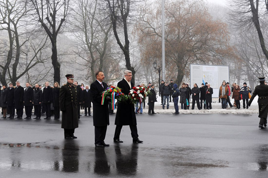 Azerbaijani President visits Freedom Monument in Riga (PHOTO)
