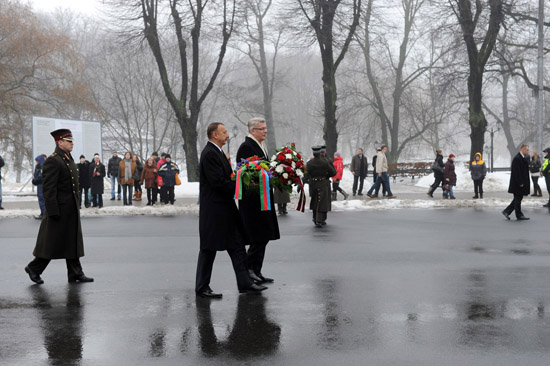 Azerbaijani President visits Freedom Monument in Riga (PHOTO)