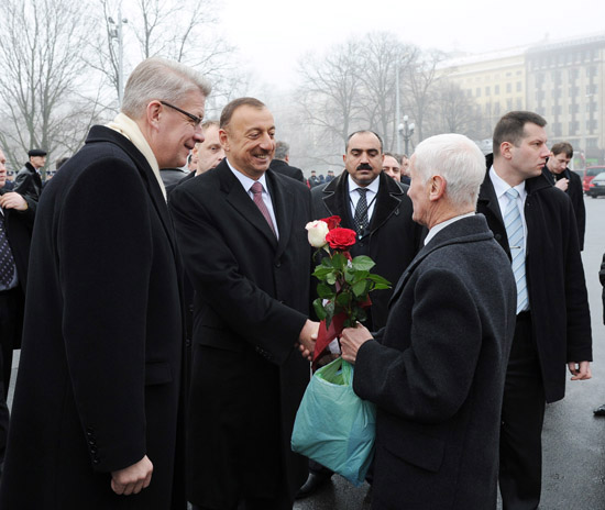 Azerbaijani President visits Freedom Monument in Riga (PHOTO)
