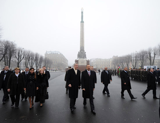 Azerbaijani President visits Freedom Monument in Riga (PHOTO)