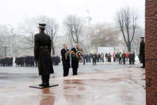 Azerbaijani President visits Freedom Monument in Riga (PHOTO)