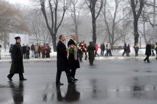 Azerbaijani President visits Freedom Monument in Riga (PHOTO)