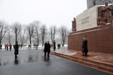 Azerbaijani President visits Freedom Monument in Riga (PHOTO)