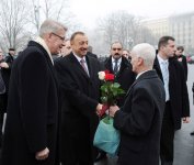 Azerbaijani President visits Freedom Monument in Riga (PHOTO)