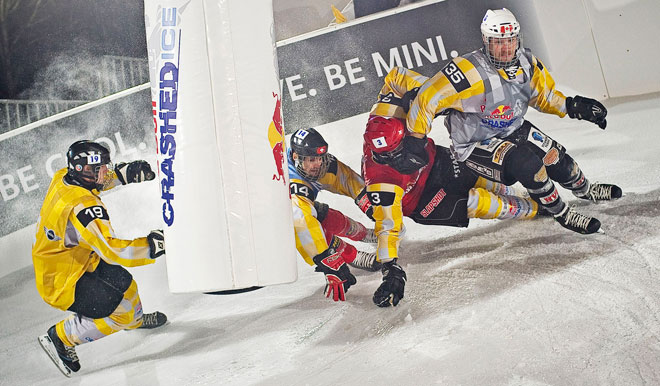 Гонки Red Bull Crashed Ice - канадец побеждает в ледовом родео (фотосессия)