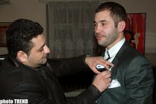 Телеведущий Эльджан подарил скрипачу Селиму скрипку с камнями Сваровски (фотосессия)