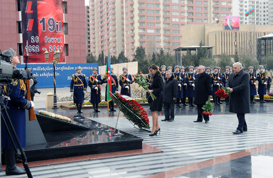 Президент Азербайджана посетил памятник жертвам Ходжалинской трагедии (версия 2) (ФОТО)