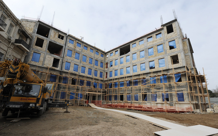 Azerbaijani President inspects construction in new building of school in Sabail district (PHOTO)