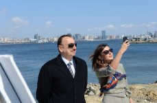Президент Азербайджана Ильхам Алиев и его супруга Мехрибан Алиева ознакомились с работами по благоустройству вокруг площади Государственного флага (ФОТО)