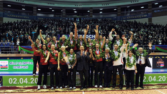 President Ilham Aliyev and his spouse Mehriban Aliyeva watch Challenge Cup final in Baku (PHOTO)