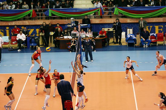 President Ilham Aliyev and his spouse Mehriban Aliyeva watch Challenge Cup final in Baku (PHOTO)