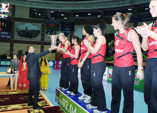 President Ilham Aliyev and his spouse Mehriban Aliyeva watch Challenge Cup final in Baku (PHOTO)