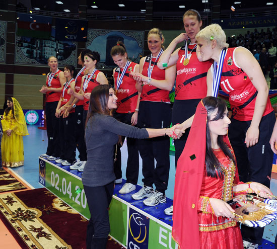 President Ilham Aliyev and his spouse Mehriban Aliyeva watch Challenge Cup final in Baku (PHOTO)