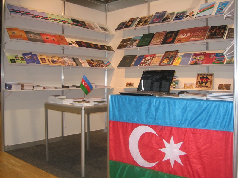 На книжном фестивале в Будапеште создан уголок Азербайджана (ФОТО)