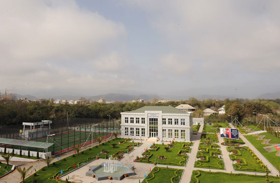 Azerbaijani President gets acquainted with conditions created in Astara customs office (PHOTO)