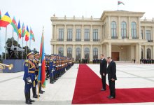 В Баку состоялась церемония официальной встречи Президента Румынии (ФОТО)