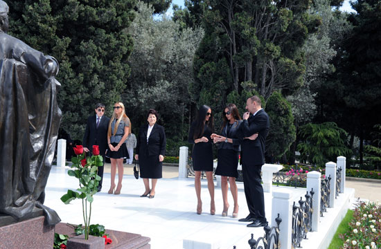 Azerbaijani President and his spouse visit tomb of National Leader Heydar Aliyev (UPDATE) (PHOTOS)