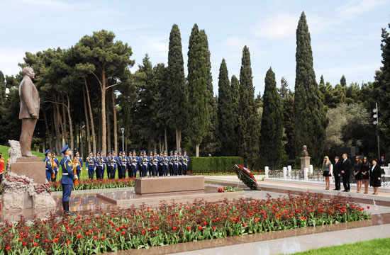Azerbaijani President and his spouse visit tomb of National Leader Heydar Aliyev (UPDATE) (PHOTOS)