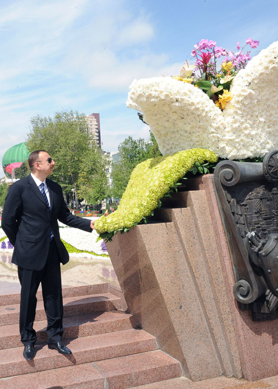 Президент Азербайджана и его супруга побывали на Празднике цветов (ФОТО)