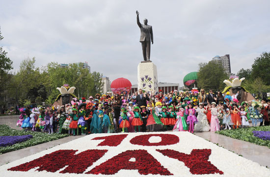 Президент Азербайджана и его супруга побывали на Празднике цветов (ФОТО)