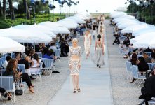 Карл Лагерфельд показал круизную коллекцию Chanel (фотосессия)