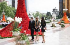 Президент Азербайджана и его супруга побывали на Празднике цветов (ФОТО)