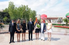 Президент Азербайджана и его супруга побывали на Празднике цветов (ФОТО)