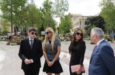 Президент Азербайджана и его супруга побывали на Празднике цветов (ФОТО)