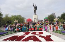 Президент Азербайджана и его супруга побывали на Празднике цветов (ФОТО)