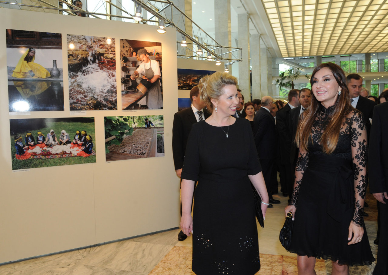 First ladies of Azerbaijan and Russia hold talks (PHOTO)