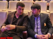 Микрофон Элтона Джона достался Эльтону Гусейналиеву: "Один цветок может быть прекраснее, чем множество цветов" (фотосессия)
