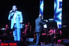 Микрофон Элтона Джона достался Эльтону Гусейналиеву: "Один цветок может быть прекраснее, чем множество цветов" (фотосессия)
